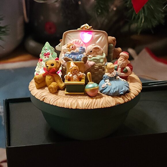 ADORABLE Hallmark Victorian Toy Box Keepsake Ornament Magic Special Edition 1998 - Picture 2 of 9
